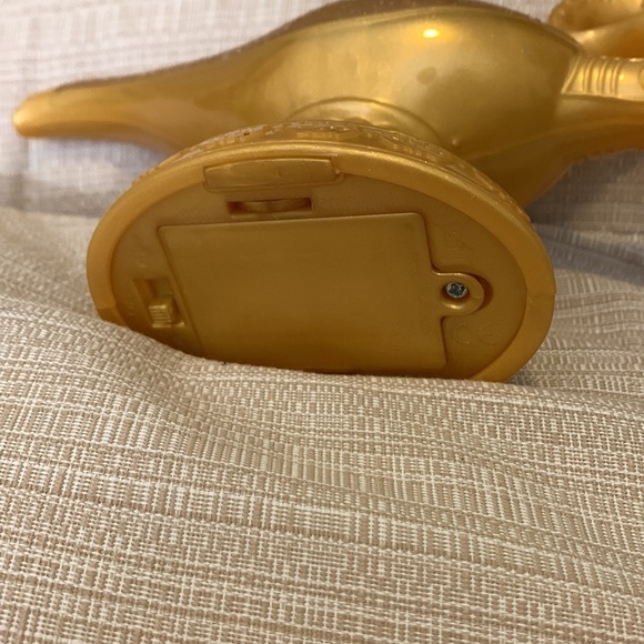 6 for $12 🍀 Disney Talking Aladdin Genie Lamp - Picture 7 of 8